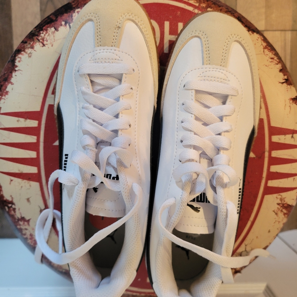 Nwot..Puma White and Cream Sneakers